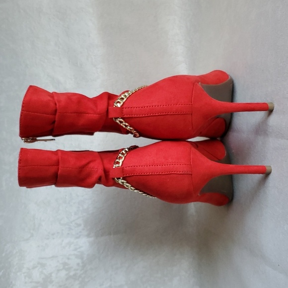 🆕️MARC FISHER Danisa Red Faux Suede Gold Tone Chain Ankle Heeled Boots SIZE: 8M - Picture 7 of 11